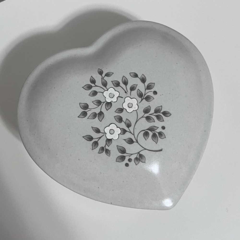 Pfaltzgraff Gray Heart Ceramic Trinket Box Heirloom Pattern. - Picture 3 of 7